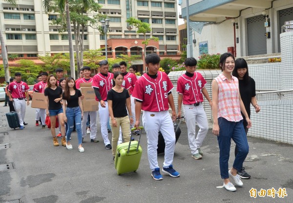 華醫棒球隊員組成親善服務團，幫忙學弟妹搬行李。（記者吳俊鋒攝）