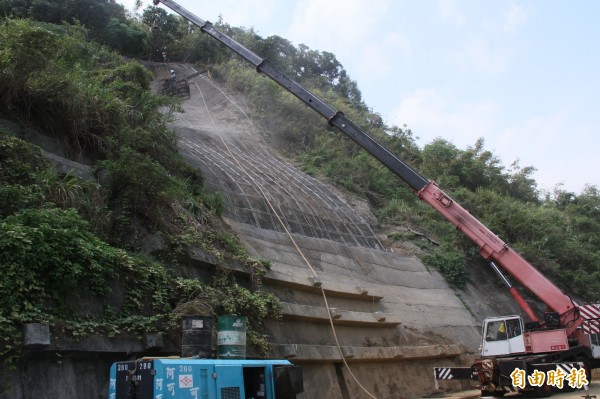 基隆孝東路邊坡崩塌，市府派員搶修，盼趕在下月初完工。（記者林欣漢攝）