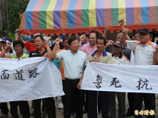 國姓鄉長丘埔生（中）率鄉民抗議仁愛鄉疏浚砂石車行駛鄉內平面道路。（記者佟振國攝）