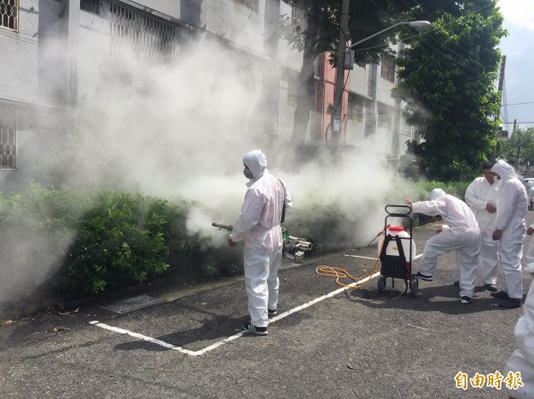 環保局召回各區化學防治噴藥人員，透過實際演練提升噴藥技能及實務經驗。（記者蔡文居攝）