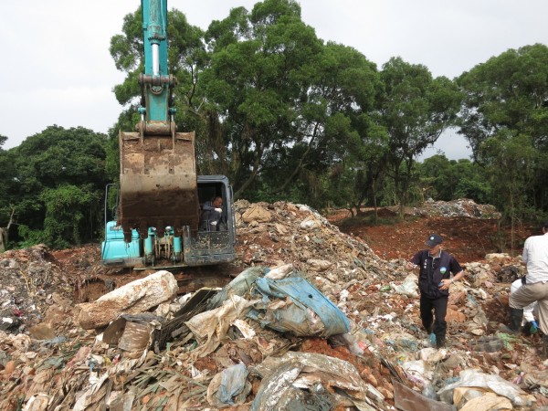 經調查，湖口鄉公所擬新建觀景公園的軍用地上，20多年前遭濫倒約3萬立方公尺廢棄物，更含有害物質，概估處理費要上億元。（記者廖雪茹翻攝）