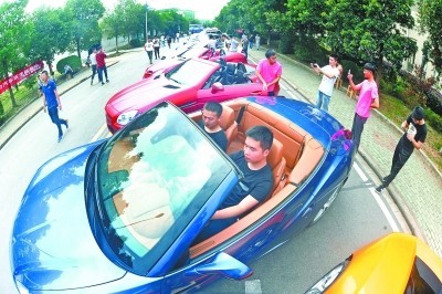 中國湖北武昌職業學校為了讓學生實際拆裝維修名車，砸了新台幣近5000萬，買了法拉利等名車供學生拆解練技。（圖擷取自《騰訊新聞》）