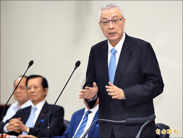 國民黨主席吳敦義昨表示，希望新閣揆賴清德能拚經濟，並促進中華民國團結。（記者廖振輝攝）