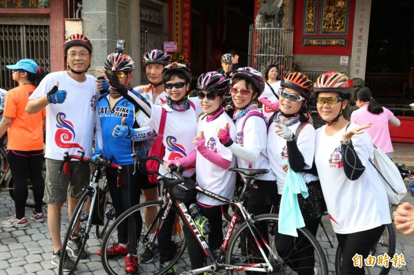 參與神鬼奇航鐵馬遊民雄,先拍個照留念。(記者蔡宗勳攝) 參與神鬼奇航鐵馬遊民雄,先拍個照留念。(記者蔡宗勳攝)