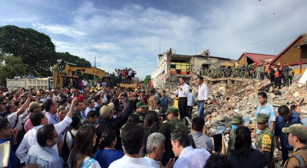 墨西哥總統潘尼亞尼托到受災最為嚴重的胡奇坦市勘災，宣布全國哀悼3天。（法新社）
