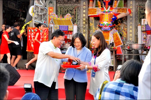 蔡英文總統（中）昨擔任義民爺祭祀典禮正獻官，市長鄭文燦（左）致贈紀念品。
（記者周敏鴻攝）