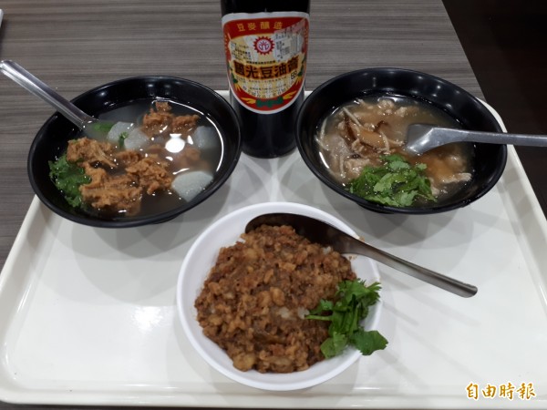 桃源號滷肉飯、香菇肉羹湯、排骨酥湯是店內的招牌。（記者謝武雄攝）