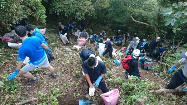 許多人響應淨山活動，把觀音山著名的「垃圾瀑布」掃除。（慈濟基金會提供）