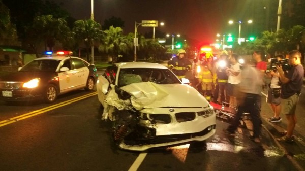 肇事的寶馬轎車。（記者洪定宏翻攝）