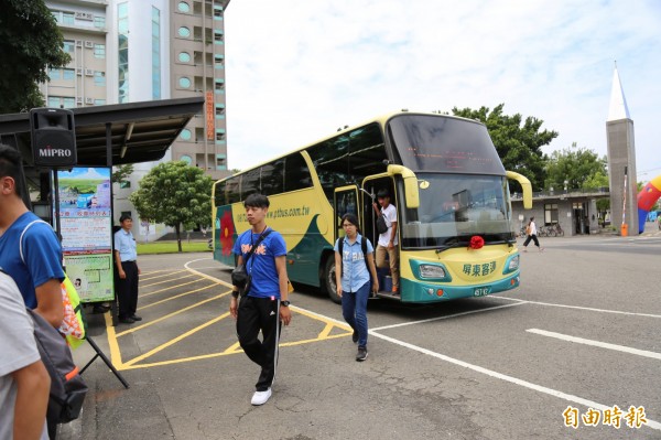 屏東再添「公車進校園 」，8221、8226駛進大仁科大。（記者邱芷柔攝）