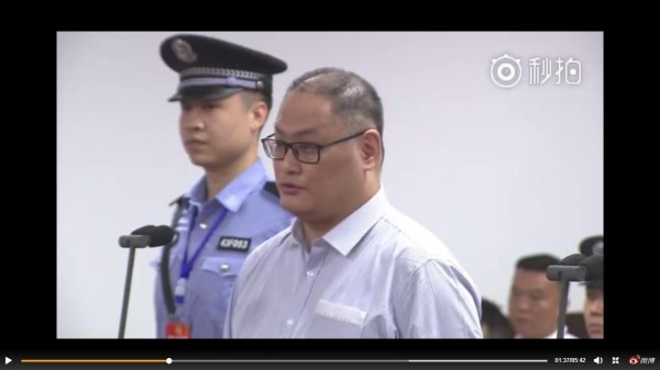 李明哲現身在中國湖南省岳陽市中級人民法院剪輯直播中。（取自網路直播畫面）