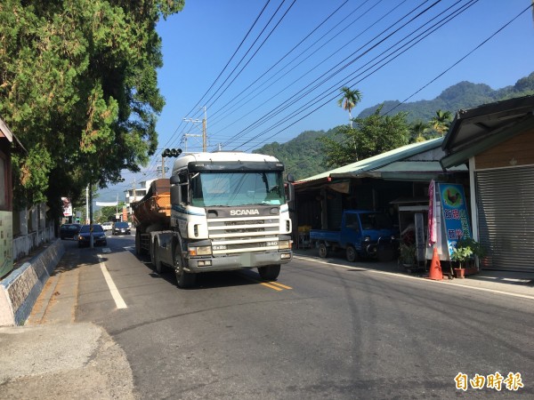 反對砂石車行駛平面道路的國姓鄉民今天計劃封路抗議，一早仍有砂石車前往仁愛鄉準備載運砂石。（記者佟振國攝）