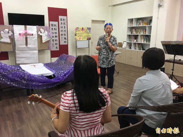 古坑幼兒園退休園長陳秋梅今天參加古坑樂齡中心生前告別式，現場是由她自己布置。（記者黃淑莉攝）