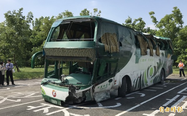 阿羅哈客車左側毀損嚴重，罹難乘客均由左側拋飛車外。（記者洪臣宏攝）