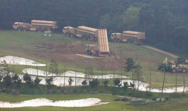 韓媒報導，駐韓美軍已在今（12）日完成6輛薩德攔截彈發射車的臨時部署，整套薩德系統已進入作戰狀態。圖為7日安裝的畫面。（資料照，法新社）
