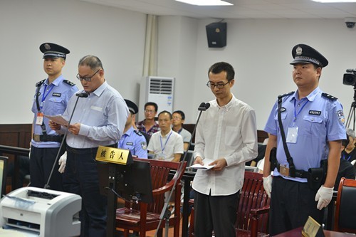 我國非政府組織工作者李明哲（左二）昨在中國法院上「被認罪」。（圖擷取自湖南省岳陽市人民中級法院官網）
