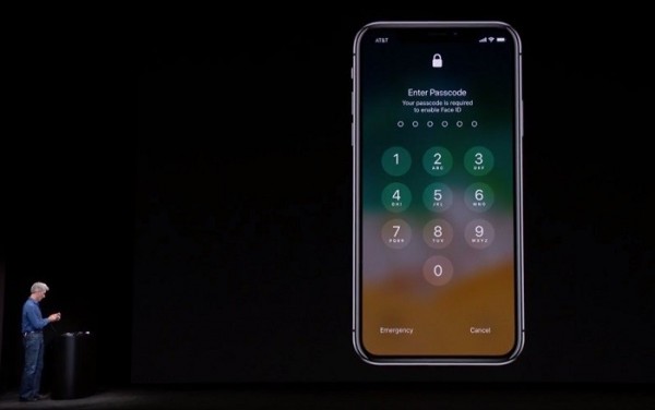 Apple發表會上，Face ID首次功能示範並沒有成功。（翻拍自蘋果官網）