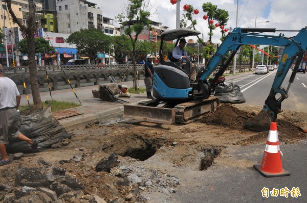 基隆仁一路排水堵死，市長林右昌怒轟水公司「不可原諒」。（記者林欣漢攝）