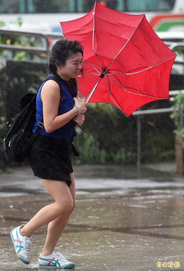 中央氣象局表示，泰利颱風影響最劇烈時間為14日上半天，北台灣民眾要留意強風與豪雨。（資料照，記者廖振輝攝）