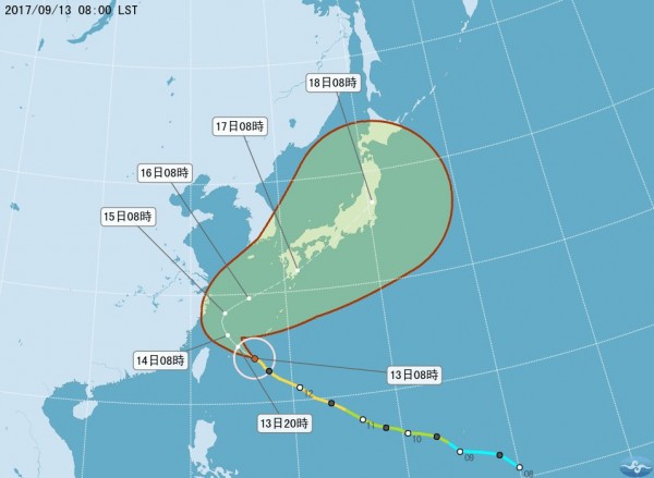 氣象局說，依照目前的路徑未符合發布陸上颱風警報的條件，14日上午在向偏北移動遠離台灣，明天北北基放颱風假的機率不高。（圖擷取自中央氣象局）