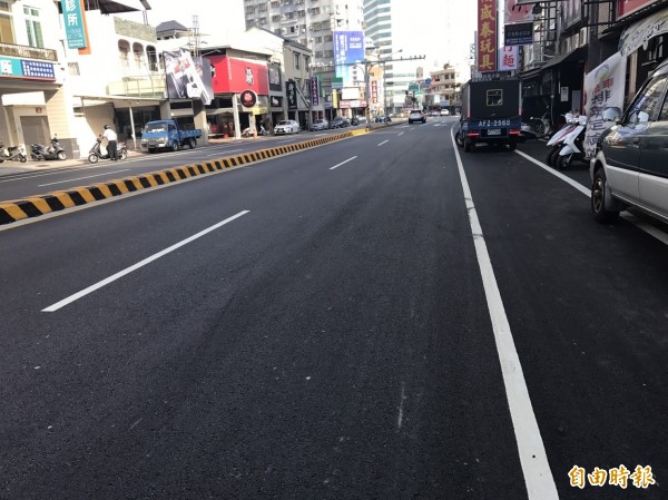 台南市成功路經過「路平專案」工程重新刨鋪後，路面煥然一新。（記者洪瑞琴攝）