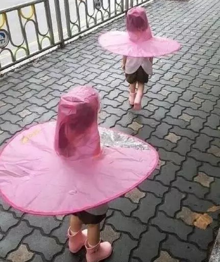 頭戴式雨衣讓網友直呼「像保險套」。（圖取自《微博》）