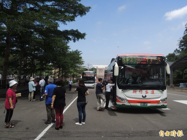 中華科技大學新竹校區今早熱鬧剪綵通車，借由公車延駛直達校園，預估將節省30分鐘到1個小時車程，約有1500名學生受惠。 （記者廖雪茹攝）