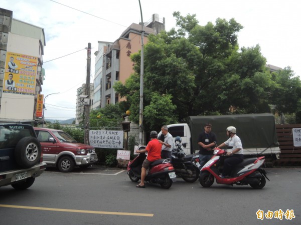 新竹縣竹東鎮公所針對杞林路髒亂點，14日起派員站崗，柔性勸導，鄉親行經都停車關切，並為清潔隊加油打氣。（記者廖雪茹攝）