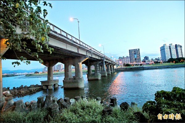 連結新北市永和區與台北市的中正橋是台北市最老的橋樑，舊名為「川端橋」。（記者鍾泓良攝）