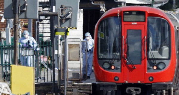 英國倫敦地鐵帕森綠地站今天稍早傳出爆炸恐怖攻擊案件，目前有22人受傷。（法新社）