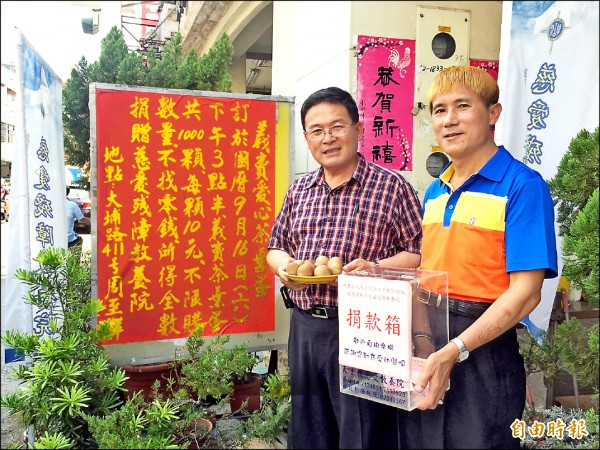 彰化市長邱建富（左）與發起義賣的周至祥（右）呼籲民眾發揮愛心。（記者湯世名攝）