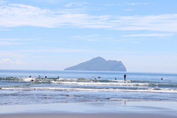 受長浪影響，龜山島今再封島一天。（記者林敬倫攝）