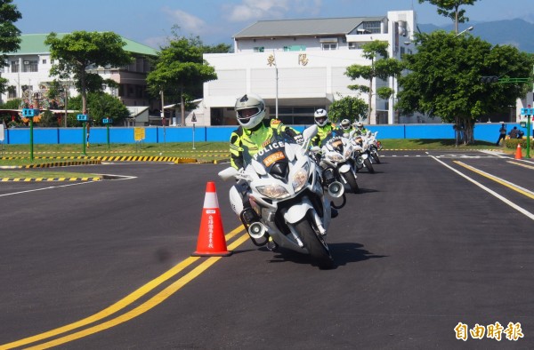 台東縣警局交通隊在台東監理站新啟用的重機考場上表演。（記者王秀亭攝）