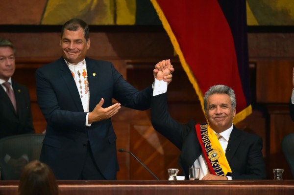 厄瓜多總統莫雷諾（右），譴責前任總統柯利亞（左），於其辦公室內裝設針孔攝影機，從遠端監控一舉一動。（法新社）
