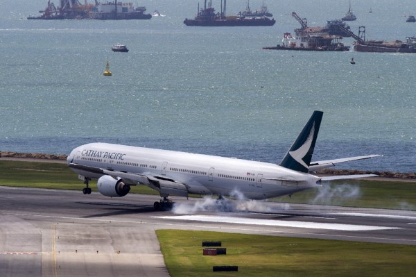 國泰航空空姐遭中國劉姓女子連踢2腳，劉女被香港法院判罰8000港元（約新台幣3萬元），未來還得面臨民事賠償。（彭博）