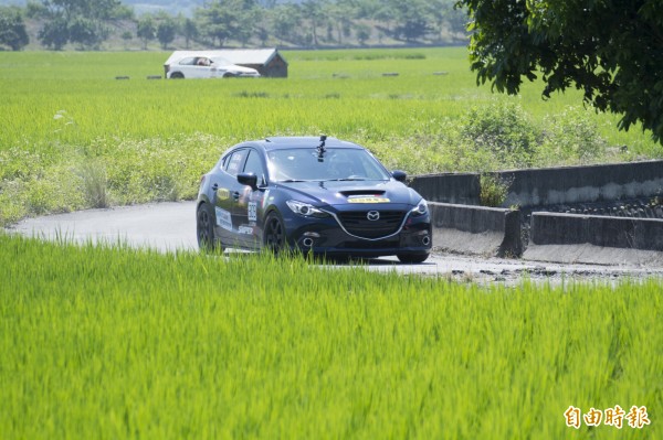 參賽房車在關山鎮的稻田中央奔馳。（記者王秀亭攝）