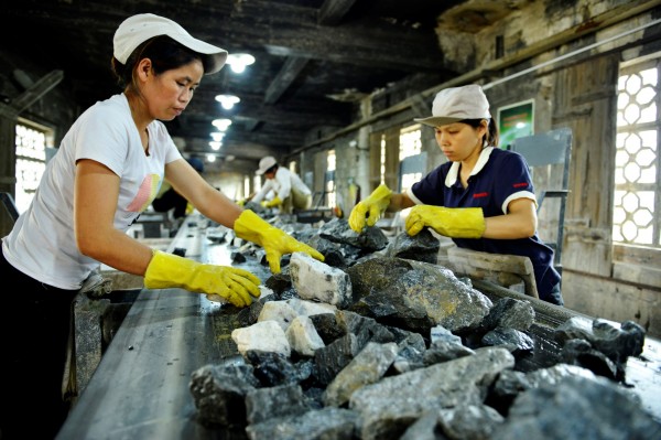 中國正以環保為名，嚴格控管鎢的產量配額。（路透）