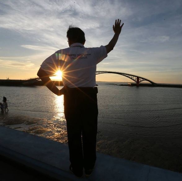 台北市長柯文哲日前到澎湖勞軍時，和夕陽合照，讓網友驚呼腋下在發光。（圖擷自柯文哲Instagram）