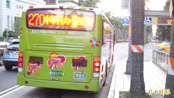 交通部修運管規則，取消大客車須於車尾標示駕駛人姓名的規定（記者鄭瑋奇攝）