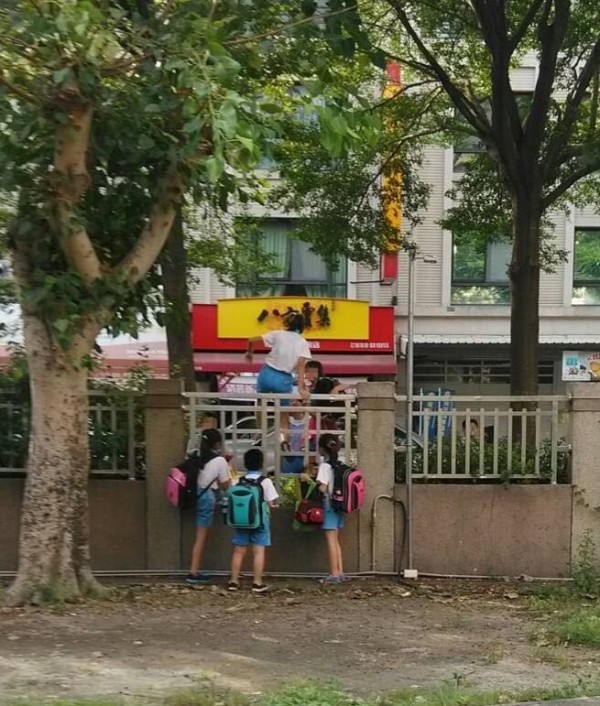 溪湖鎮湖東國小放學時間，北側校門未開啟，學生竟集體爬牆下課。（家長提供）