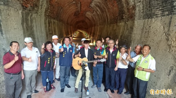 鎮公所以過港隧道為主軸，串連周邊過港貝化石層、海角樂園等景點，辦理健行活動，邀請民眾一起享受海天一色的美景。（記者彭健禮攝）