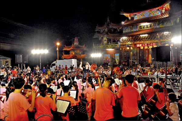 公親寮清水寺廣場舉辦「台江拜溪墘音樂會」，為拜溪墘祭典暖身。（社大台江分校提供）