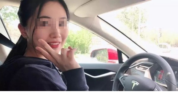 中國WePhone創辦人今年6月才剛與年輕貌美的翟女結婚，但才1個月2人便離婚收場。（圖擷自明報）