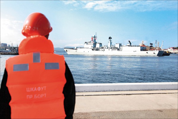 中國海軍飛彈驅逐艦「石家莊號」十八日抵達鄰近北韓邊界的俄羅斯海參崴，和俄羅斯海軍展開聯合演習。（法新社）