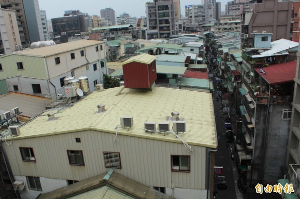 建管處解釋，面對阻擾拆除的特殊案件將會啟動SOP，經建管處長核准以後，將在警方、政風處陪同下強行開鎖，進入民房拆除違建；目前先鎖定有營業行為及重大違規的違建案。（資料照，記者鍾泓良攝）