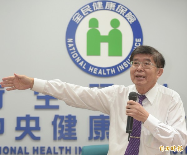 健保署長李伯璋今天（19日）說明長庚子宮鏡濫用調查結果。（記者張嘉明攝）