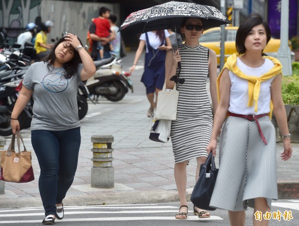 今天各地晴朗穩定，清晨北台灣低溫約23至24度，清晨較早出門會感到涼意，騎車上班民眾可加穿薄外套，其他地區則約26至28度。（資料照）