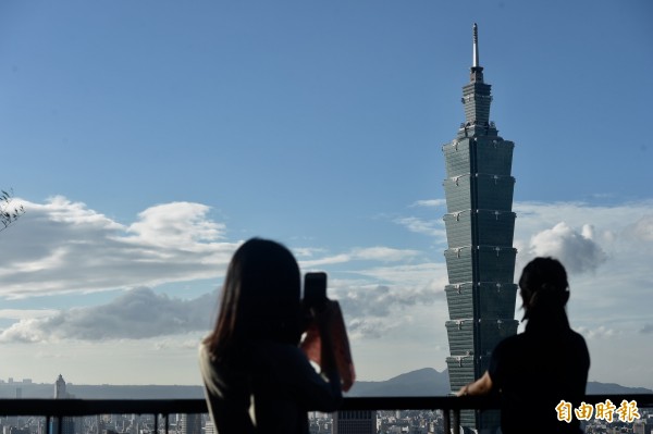 空汙季提早報到，過去空汙季為每年10月到隔年3月，不過最近2年空污季有延長趨勢，今年提前到9月中旬就出現空汙情形。（資料照，記者簡榮豐攝）