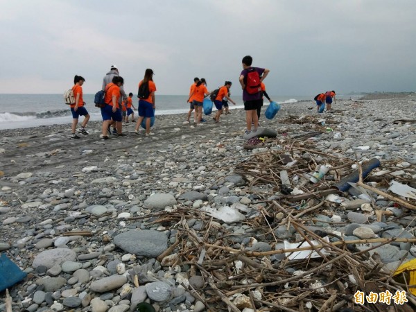 在台東市民李采碧發起下，台東高商觀光科二年甲班學生到台東海濱公園淨灘。（記者王秀亭攝）