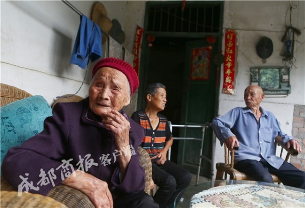 中國成都朱鄭氏（左）將過117歲生日，她的長壽秘訣是「心態好」。（圖擷取《成都商報》）